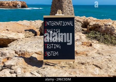 Symbole IELTS. Concept Words IELTS international english test système sur noir tableau noir. Magnifique arrière-plan en pierre. Stagiaire IELTS d'affaires Banque D'Images