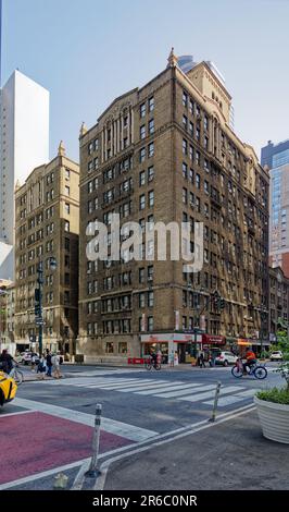 Émery Roth a conçu cet immeuble de 1924 appartements avec une cour derrière une porte en fer et des vitrines sur Lexington Avenue. Banque D'Images