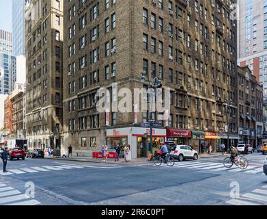 Émery Roth a conçu cet immeuble de 1924 appartements avec une cour derrière une porte en fer et des vitrines sur Lexington Avenue. Banque D'Images