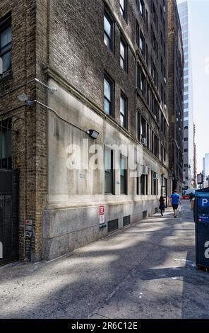 Émery Roth a conçu cet immeuble de 1924 appartements avec une cour derrière une porte en fer et des vitrines sur Lexington Avenue. Banque D'Images