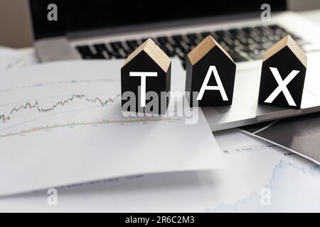 Concept d'inflation, flèche graphique rouge, signe de pourcentage sur un cube en bois avec une rangée de pièces en idée pour LA FED pensez à la hausse des taux d'intérêt, l'économie mondiale, et Banque D'Images