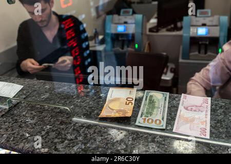 Istanbul, Turquie. 08th juin 2023. Billets de 50 euros, 100 dollars et 200 lires turques affichés au bureau de change. Après les élections sur 28 mai, la Banque centrale de la République de Turquie a cessé de supprimer le taux dollar/TL en émettant des devises étrangères sur le marché par le biais des banques publiques, et le taux du dollar, qui était de 19,52 lira sur 28 mai, est devenu 23,36 lira à partir de 8 juin. Crédit : SOPA Images Limited/Alamy Live News Banque D'Images