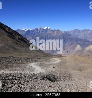 Sentier de randonnée menant du col de la montagne Thorong la vers Muktinath, Népal. Banque D'Images