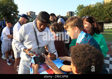 Michail Antonio, de West Ham United, signe des autographes avant un défilé à l'Old Town Hall de Stratford, Londres, après la victoire de mercredi 2-1 sur Fiorentina dans la finale de la Ligue de conférence Europa et a mis fin à leur attente de 43 ans pour un trophée. Date de la photo: Jeudi 8 juin 2023. Banque D'Images