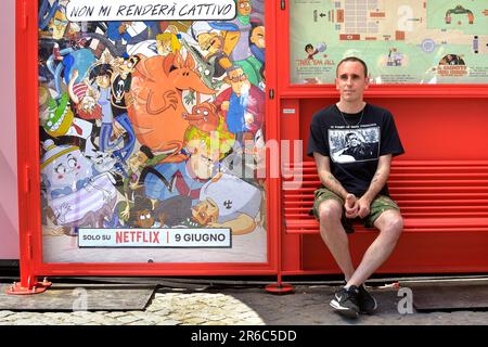 Cannes, Frankreich. 08th juin 2023. Le caricaturiste italien Zerocalcare, pseudonyme de Michele Rech, à l'occasion de la présentation de 'Questo mondo non mi rendera cattivo', la nouvelle série animée de Zerocalcare sur Netflix. Rome. (Italie) 8 juin 2023 Credit: dpa/Alay Live News Banque D'Images