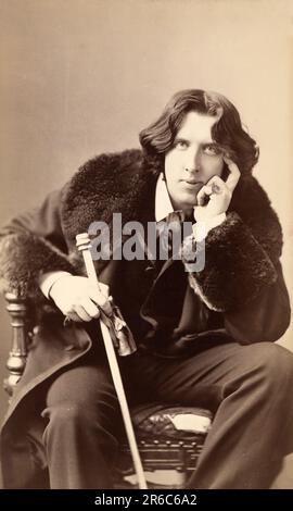 Oscar Fingal O'Tie Wills Wilde (16 octobre 1854 - 30 novembre 1900), écrivain irlandais. Parolier, romancier, dramaturge et critique, il est devenu l'un des auteurs les plus connus et en même temps les plus controversés de la Grande-Bretagne victorienne, historique, la reproduction numériquement restaurée d'un original de 19th siècle / Oscar Fingal O’D.Tie Wills Wilde (16. Oktober 1854 - 30. Novembre 1900), ein irischer Schiftsteller. ALS Lyriker, Romanautor, Dramatiker und Kritiker wurde er zu einem der bekanntesten und gleichzeitig umstrittensten Schriftsteller im viktorianischen Großbritannien, Historisch, Banque D'Images