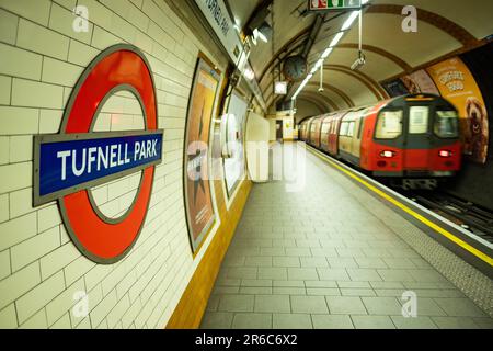 LONDRES - 21 MARS 2023 : station de métro Tufnell Park, station Northern Line dans la région d'Islington Camden, dans le nord de Londres Banque D'Images