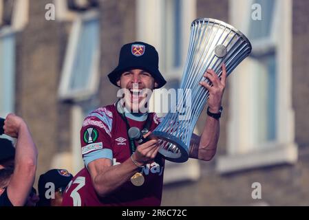 Newham, Londres, Royaume-Uni. 8 juin 2023. Les joueurs et le personnel du West Ham United Football Club ont fêté avoir remporté le trophée de la Ligue des conférences Europa de l'UEFA avec un défilé de victoire en bus à toit ouvert à travers le quartier, en commençant à proximité de l'ancien stade Boleyn Ground de l'équipe. Capitaine Declan Rice célébrant avec le trophée des vainqueurs Banque D'Images