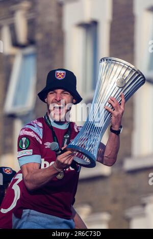 Newham, Londres, Royaume-Uni. 8 juin 2023. Les joueurs et le personnel du West Ham United Football Club ont fêté avoir remporté le trophée de la Ligue des conférences Europa de l'UEFA avec un défilé de victoire en bus à toit ouvert à travers le quartier, en commençant à proximité de l'ancien stade Boleyn Ground de l'équipe. Capitaine Declan Rice célébrant avec le trophée des vainqueurs Banque D'Images