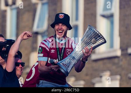 Newham, Londres, Royaume-Uni. 8 juin 2023. Les joueurs et le personnel du West Ham United Football Club ont fêté avoir remporté le trophée de la Ligue des conférences Europa de l'UEFA avec un défilé de victoire en bus à toit ouvert à travers le quartier, en commençant à proximité de l'ancien stade Boleyn Ground de l'équipe. Capitaine Declan Rice célébrant avec le trophée des vainqueurs Banque D'Images