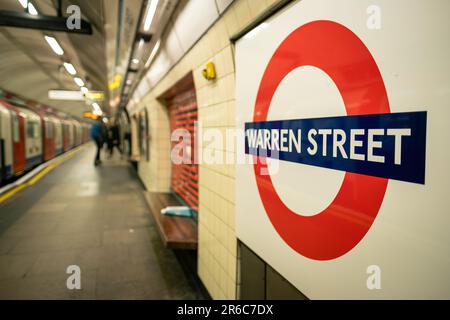 LONDRES - 21 MARS 2023 : station de métro Warren Street, une station de ligne Northern et Victoria dans la zone 1. Banque D'Images