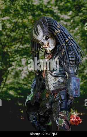 HARROGATE, ROYAUME-UNI - 3 JUIN 2023. Portrait d'un cosplayer habillé comme un étranger Predator en costume réaliste en plein air dans un environnement boisé Banque D'Images