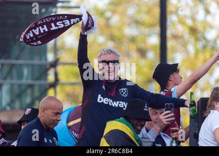 Newham, Londres, Royaume-Uni. 8th juin 2023. Les joueurs et le personnel du West Ham United football Club ont célébré la victoire du trophée UEFA Europa Conference League avec un défilé de victoire en bus à haut ouvert à travers le quartier, de la statue des champions près de l'ancien stade Boleyn Ground de l'équipe et se terminant à l'hôtel de ville de Stratford. Le directeur David Moyes agite le foulard West Ham Banque D'Images