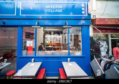 Londres - 2023 mars : le village de Brixton, qui fait partie du marché de Brixton, une salle intérieure de stands de nourriture, de bars et de boutiques d'habitants multiculturels Banque D'Images