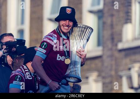 Newham, Londres, Royaume-Uni. 8th juin 2023. Les joueurs et le personnel du West Ham United football Club ont célébré la victoire du trophée UEFA Europa Conference League avec un défilé de victoire en bus à haut ouvert à travers le quartier, de la statue des champions près de l'ancien stade Boleyn Ground de l'équipe. Le capitaine du Club Declan Rice et le trophée des gagnants Banque D'Images