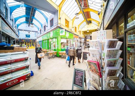 Londres - 2023 mars : le village de Brixton, qui fait partie du marché de Brixton, une salle intérieure de stands de nourriture, de bars et de boutiques d'habitants multiculturels Banque D'Images