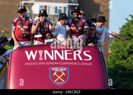 Newham, Londres, Royaume-Uni. 8th juin 2023. Les joueurs et le personnel du West Ham United football Club ont célébré la victoire du trophée UEFA Europa Conference League avec un défilé de victoire en bus à haut ouvert à travers le quartier, de la statue des champions près de l'ancien stade Boleyn Ground de l'équipe et se terminant à l'hôtel de ville de Stratford Banque D'Images