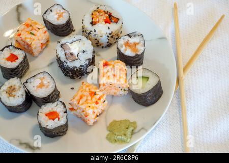 Une assiette de délicieux petits pains à sushis. Une alimentation japonaise saine. Banque D'Images