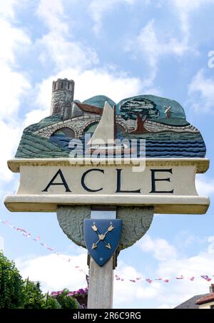 Signe de la ville de acle sur vert, la rue, l'oncle, Norfolk, Angleterre, Royaume-Uni Banque D'Images