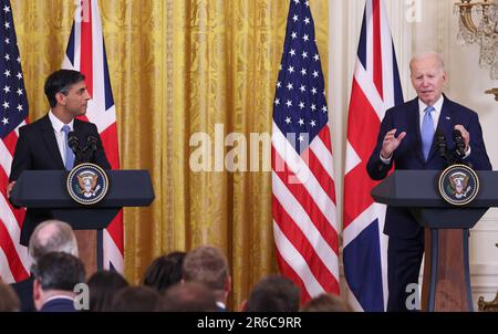 Washington, DC, États-Unis. 08th juin 2023. Le Président Joe Biden (R) tient une conférence de presse commune avec le Premier ministre britannique Rishi Sunak dans la salle est de la Maison Blanche à Washington DC, jeudi, 8 juin 2023. Au cours de la première visite de Sunak à la Maison Blanche en tant que Premier ministre, les deux dirigeants ont discuté de l'intelligence artificielle, du commerce économique et de la guerre en Ukraine, selon des informations. Photo par Jemal Countess/UPI crédit: UPI/Alay Live News Banque D'Images