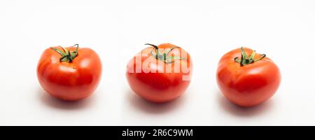 Goiania, Goias, Brésil – 08 juin 2023 : trois belles tomates mûres rouges sur fond blanc. Banque D'Images