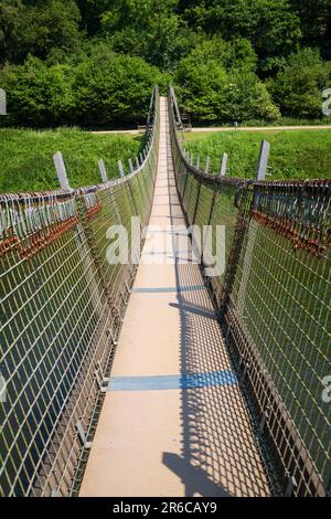 Pont Biblin, Herefordshire, pont suspendu en fil métallique au-dessus de la rivière Wye, Herefordshire. Banque D'Images