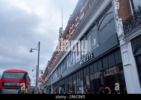 LONDRES, LE 2023 MARS : Morleys sur Brixton Road, un grand et ancien grand magasin de 4 étages Banque D'Images