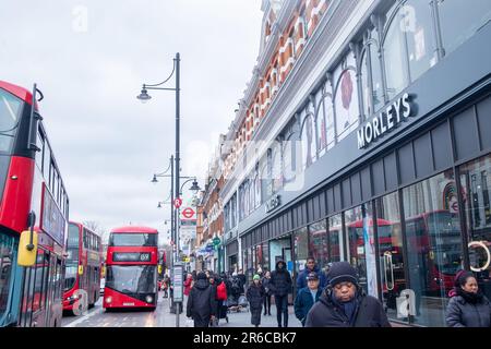 LONDRES, LE 2023 MARS : Morleys sur Brixton Road, un grand et ancien grand magasin de 4 étages Banque D'Images