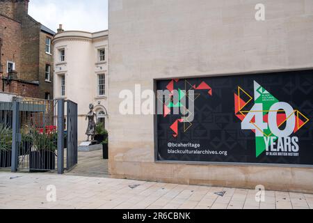 Brixton, Londres- Mars 2023: Centre des Archives culturelles noires à Windrush Square Banque D'Images