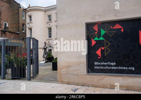 Brixton, Londres- Mars 2023: Centre des Archives culturelles noires à Windrush Square Banque D'Images