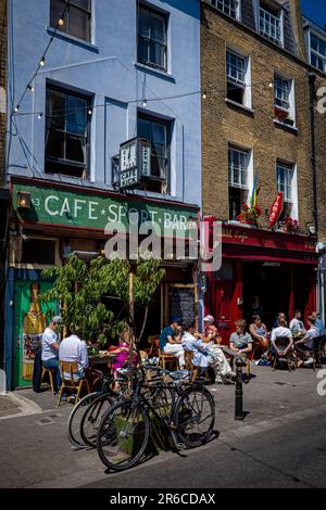 Cafe Kick Sports Bar Cafe Exmouth Market Londres. Exmouth Market est un marché extérieur de rue de 32 stands à Clerkenwell N. London. Barre de football de table. Banque D'Images