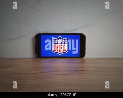 KONSKIE, Pologne - 08 juin 2023 : logo de la Ligue nationale de football de la NFL affiché sur l'écran du téléphone portable Banque D'Images