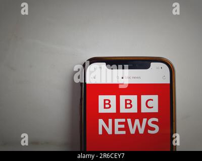 KONSKIE, Pologne - 08 juin 2023: BBC News logo du département des nouvelles britanniques affiché sur l'écran du téléphone mobile Banque D'Images