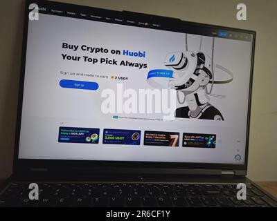 KONSKIE, Pologne - 08 juin 2023: Site d'échange de crypto-monnaies Huobi affiché sur l'écran d'un ordinateur portable Banque D'Images