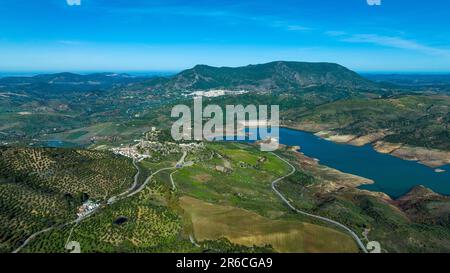 Cette superbe photo présente une vue panoramique à couper le souffle sur un lac tranquille entouré de montagnes majestueuses et de forêts vibrantes Banque D'Images