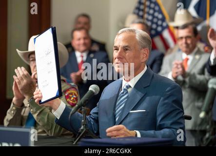 Austin, Texas, États-Unis. 8th juin 2023. Le gouverneur républicain du Texas GREG ABBOTT a déposé un projet de loi après avoir signé plusieurs projets de loi visant à renforcer la sécurité frontalière du Texas, notamment le déploiement d'une barrière flottante de 1000 mètres au milieu du Rio Grande où des groupes de migrants tentent de traverser. (Credit image: © Bob Daemmrich/ZUMA Press Wire) USAGE ÉDITORIAL SEULEMENT! Non destiné À un usage commercial ! Banque D'Images