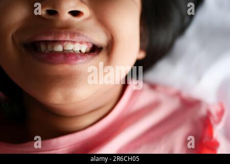 enfant souriant avec des dents blanches saines. Banque D'Images