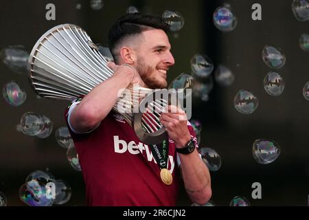 Declan Rice, de West Ham United, célèbre avec le trophée à l'Old Town Hall de Stratford, Londres, après la victoire de mercredi 2-1 sur Fiorentina lors de la finale de l'Europa Conference League et a mis fin à leur attente de 43 ans pour un trophée. Date de la photo: Jeudi 8 juin 2023. Banque D'Images