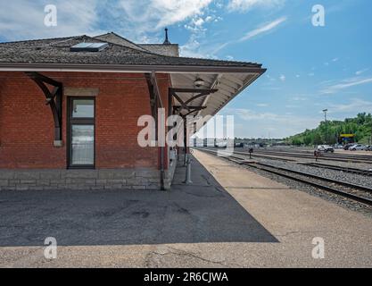 Gare et cour de chemin de fer en brique rouge à Medicine Hat, Alberta, Canada Banque D'Images