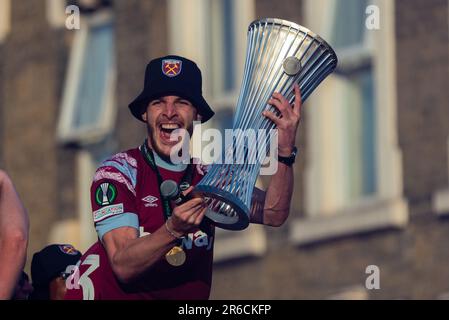 Newham, Londres, Royaume-Uni. 8th juin 2023. Les joueurs et le personnel du West Ham United football Club ont célébré la victoire du trophée UEFA Europa Conference League avec un défilé de victoire en bus à haut ouvert à travers le quartier, de la statue des champions près de l'ancien stade Boleyn Ground de l'équipe. Le capitaine du Club Declan Rice et le trophée des gagnants Banque D'Images