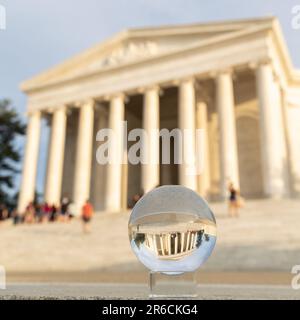 Washington, DC - 12 mai 2023: Jefferson Memorial vu à travers une sphère photo Banque D'Images