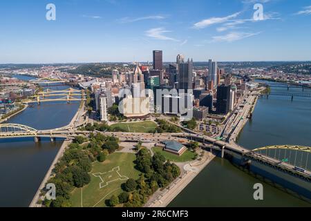 Paysage urbain de Pittsburgh. Fontaine du parc national de point en arrière-plan. Ciel bleu clair. Pennsylvanie Banque D'Images