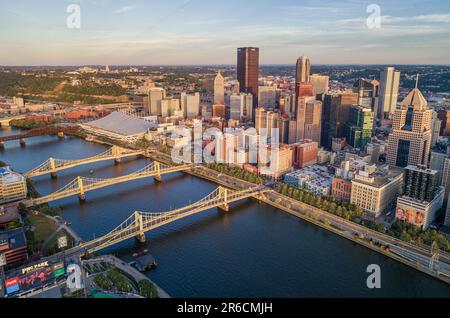 Vue aérienne de Pittsburgh, Pennsylvanie. Quartier des affaires et rivière en arrière-plan. Trois ponts en arrière-plan Banque D'Images