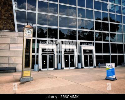 Musée de l'État de l'Indiana, Indianapolis, Indiana, États-Unis. L'horloge à vapeur est visible à l'extérieur de l'entrée. Banque D'Images