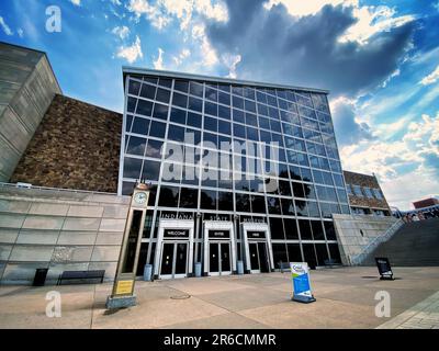 Musée de l'État de l'Indiana, Indianapolis, Indiana, États-Unis. L'horloge à vapeur est visible à l'extérieur de l'entrée. Banque D'Images