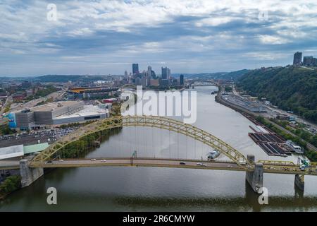 West End Bridge à Pittsburgh, Pennsylvanie. Magnifique paysage urbain, Skyline en arrière-plan. Ciel bleu nuageux Banque D'Images