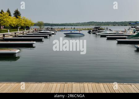 Bateau venant de la baie de Kempenfelt jusqu'aux quais de la marina de Barrie Banque D'Images