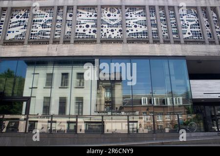 L'extérieur du complexe de théâtre Stadschouwburg , avec des bâtiments plus anciens en face se reflètent dans ses fenêtres miroirs Anvers Belgique Banque D'Images