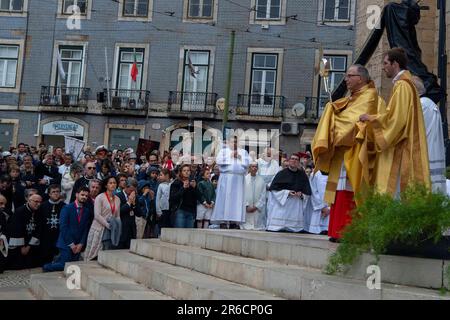 Lisbonne, Portugal. 08th juin 2023. Les autorités de l'église catholique s'adressent aux participants lors de la messe précédant la procession de Corpus Christi, qui a visité plusieurs rues de Lisbonne. Le jour de Corpus Christi est une fête religieuse nationale célébrée au Portugal 60 jours après Pâques. En ce jour, l'Église célèbre la solennité du corps et du sang le plus Saint de Jésus-Christ. En plus des célébrations dans chaque paroisse et dans d'autres communautés, la solennité a une célébration diocésaine dans la capitale portugaise. Crédit : SOPA Images Limited/Alamy Live News Banque D'Images