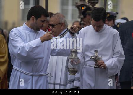 Lisbonne, Portugal. 08th juin 2023. Les autorités ecclésiastiques sont vues préparer l'encens pendant la procession de Corpus Christi, qui a visité plusieurs secteurs de Lisbonne. Le jour de Corpus Christi est une fête religieuse nationale célébrée au Portugal 60 jours après Pâques. En ce jour, l'Église célèbre la solennité du corps et du sang le plus Saint de Jésus-Christ. En plus des célébrations dans chaque paroisse et dans d'autres communautés, la solennité a une célébration diocésaine dans la capitale portugaise. Crédit : SOPA Images Limited/Alamy Live News Banque D'Images